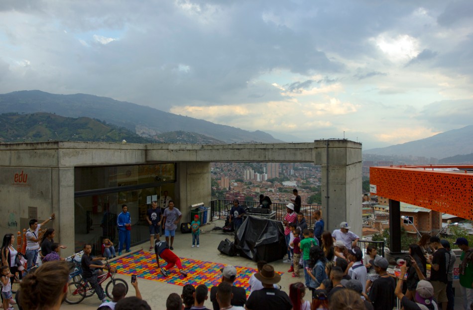 18-04-10-Colombia-Comuna-13-Tourism-Breakdance