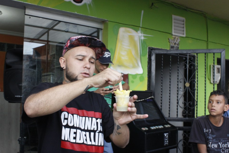 Kbala showing tourists how to eat local food